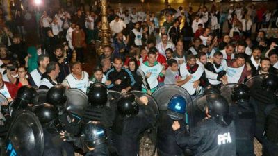 Violenta represión a los docentes : “Nos dijeron que la orden vino de Presidencia”