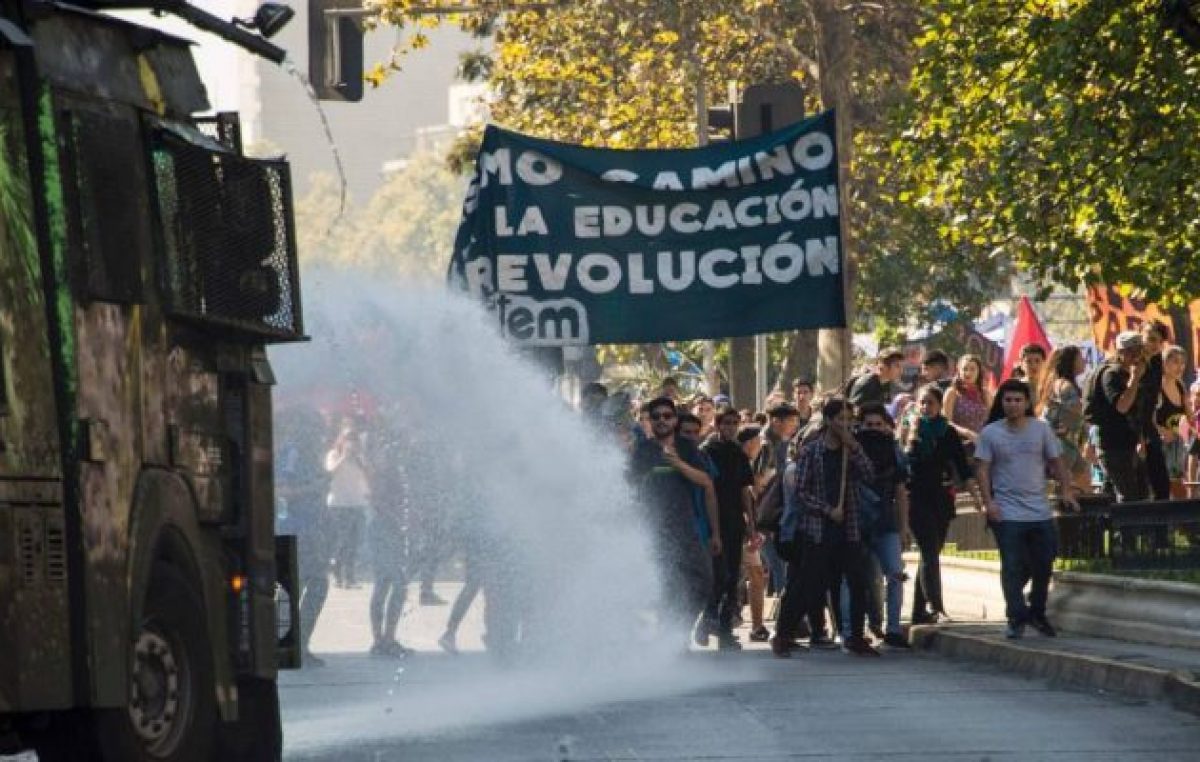 Jóvenes rechazan reforma educativa superior en Chile