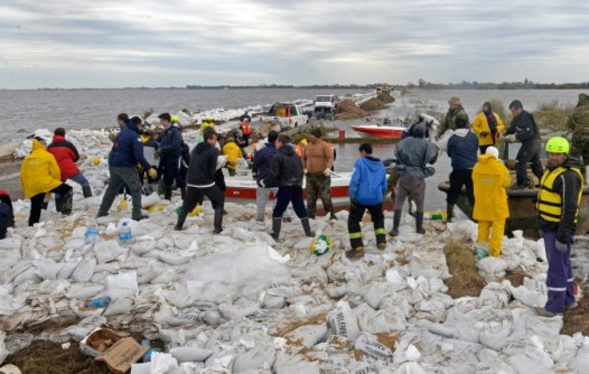 Melincué trabaja a destajo en las defensas amenazada por más lluvias