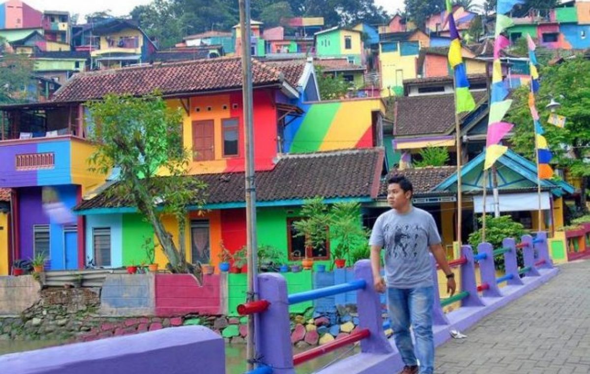 Pintaron 232 casas de un suburbio en Indonesia y el resultado fue increíble