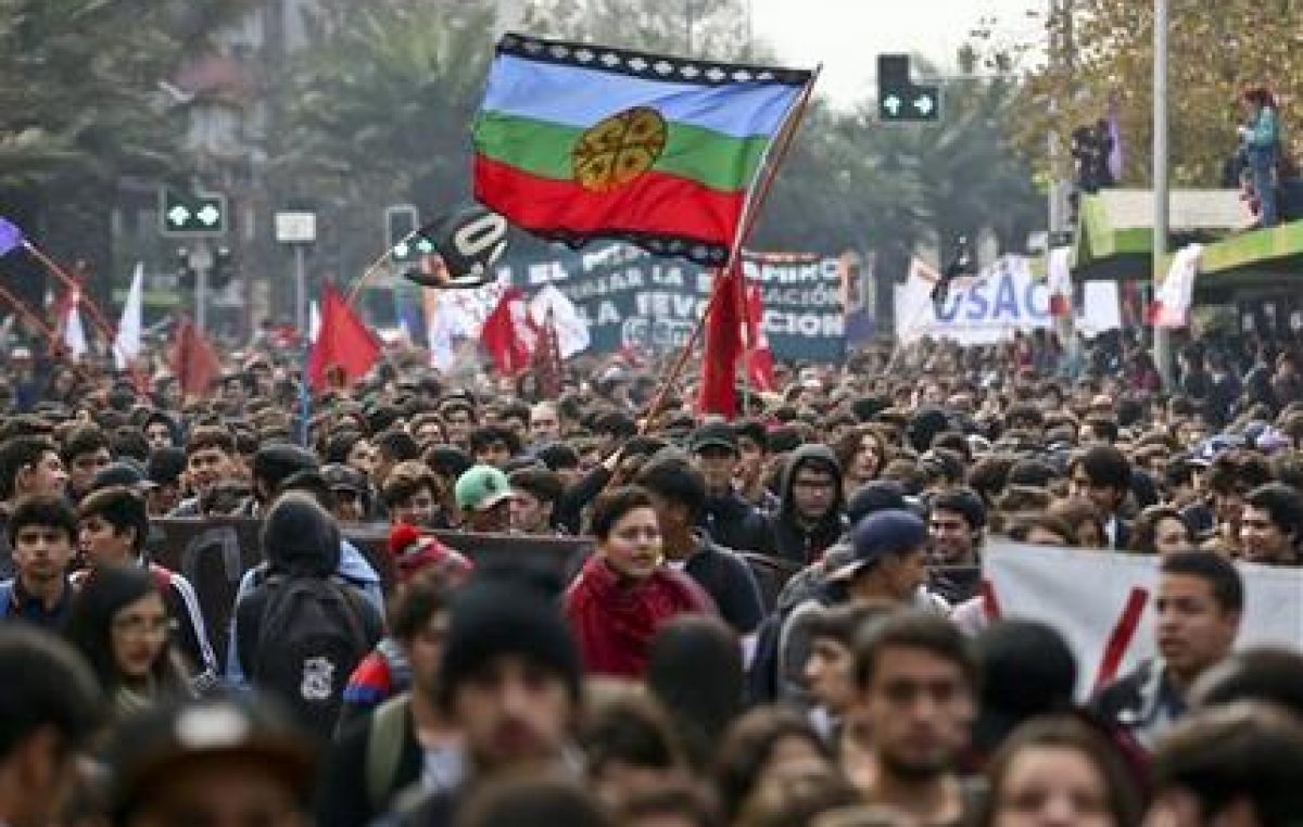 Estudiantes chilenos toman las calles para exigir condonación de deudas
