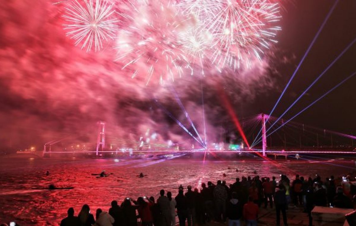 Santa Fe: Con un gran show de fuegos artificiales se inauguró la iluminación del Puente Colgante