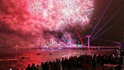 Santa Fe: Con un gran show de fuegos artificiales se inauguró la iluminación del Puente Colgante