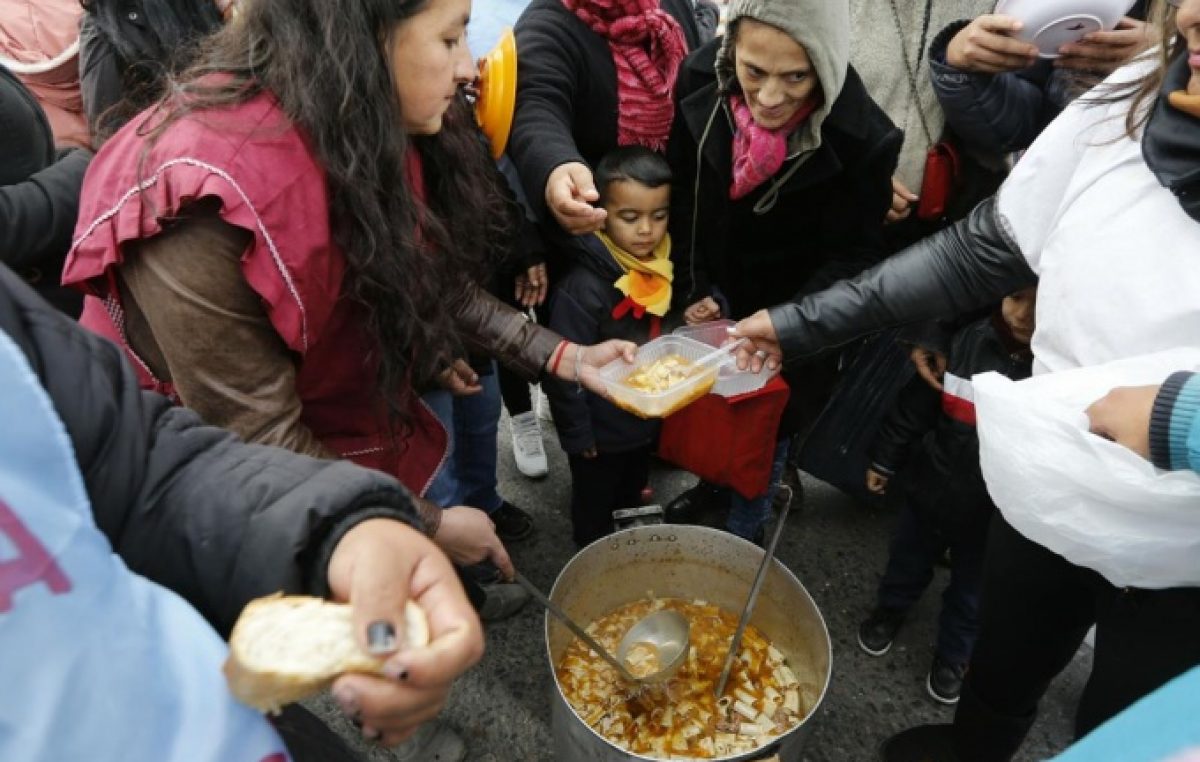 Hambre en Buenos Aires: crece la demanda de comedores y bolsones en las puertas de los municipios