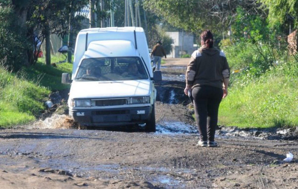 Vecinos de Parque Independencia de Mar del Plata arreglan con fondos propios las calles del barrio