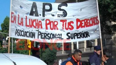 Jerarquizados protestaron frente al municipio de Paraná y cortaron la calle