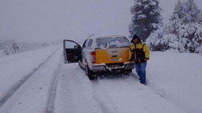 Rutas cortadas y sin luz en Chubut y Santa Cruz por el temporal de nieve, lluvia y viento