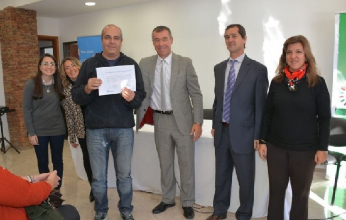 Rivadavia entregó los certificados de Empleo Independiente