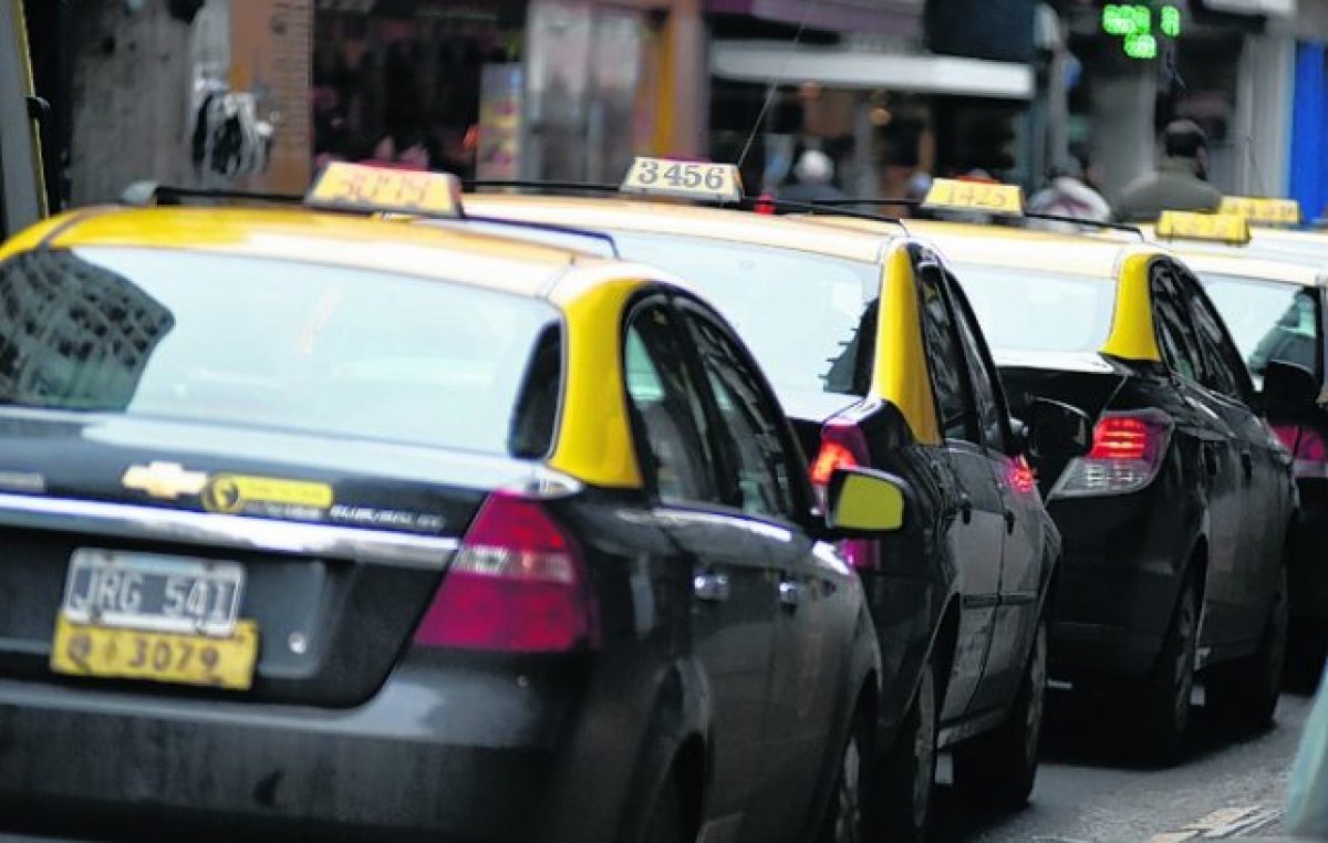 Licencias en la mira: advierten que 700 taxistas rosarinos podrían perder sus trabajos