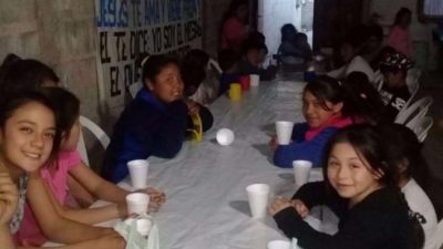 Claudia continúa asistiendo a medio centenar de chicos humildes en Rosario de la Frontera
