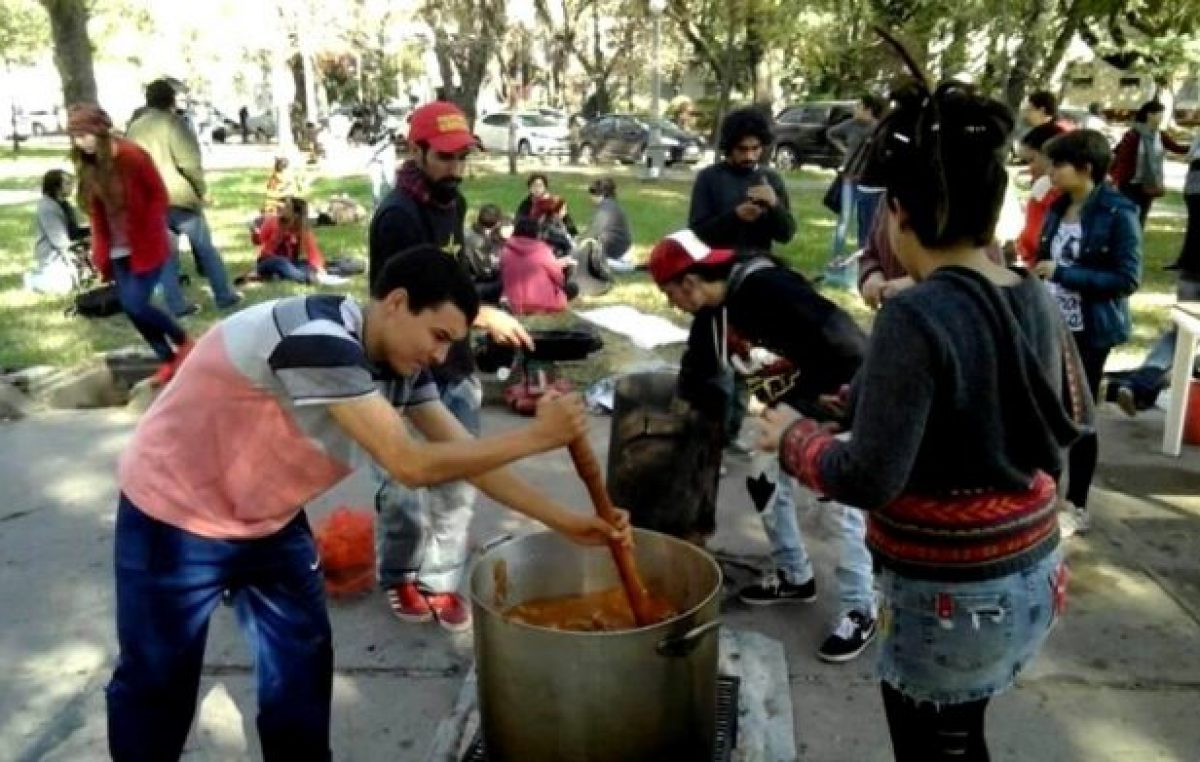 Por la emergencia alimentaria instalan mil ollas populares en Buenos Aires
