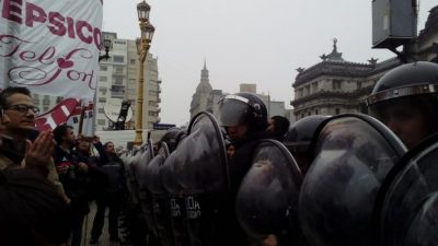 La policía reprimió con palos y gases la marcha al Congreso de los Trabajadores de Pepsico