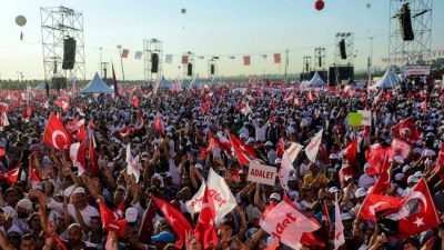 Multitudinaria marcha de la oposición turca en Estambul