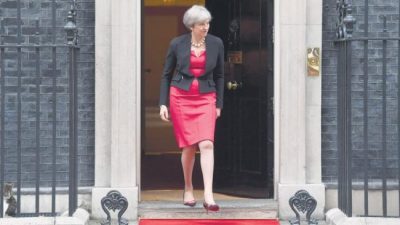 May se queda sola en su divorcio con Europa