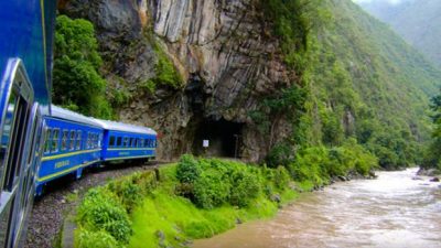 Huelga de trabajadores bloquea a tren a Machu Picchu