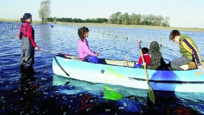 Laboulaye: son hijos de tamberos y deben ir a la escuela en canoa