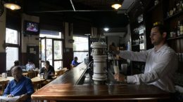 En algunos negocios rosarinos, el costo de los servicios alcanza al del alquiler