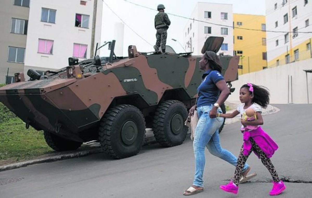 Alrededor de 2.500 soldados irrumpen en un suburbio de Río