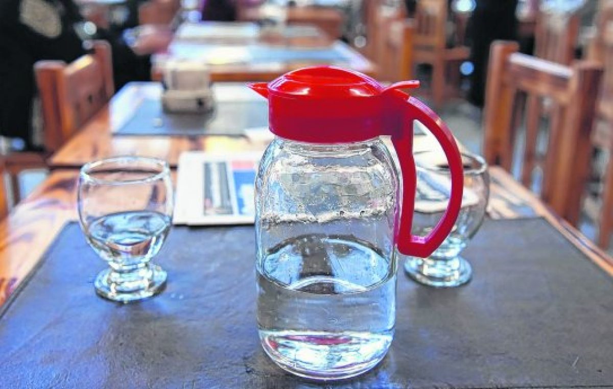 Sólo el 30 por ciento de los bares de Rosario cumple la entrega sin costo de la jarra de agua