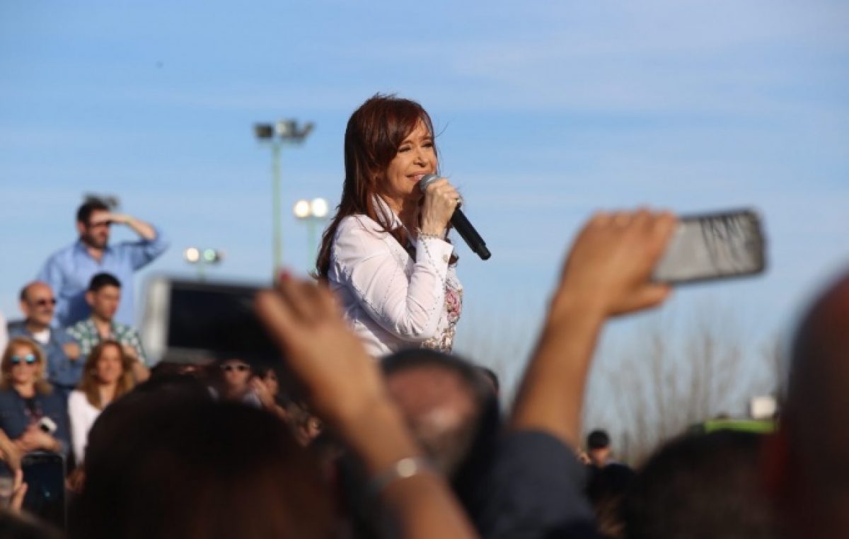 En otro multitudinario acto, CFK instó a los jóvenes a no dejarse «intimidar, precarizar y provocar»
