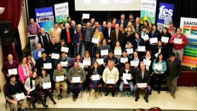 Diplomas para 93 trabajadoras municipales y comunales santafesinas