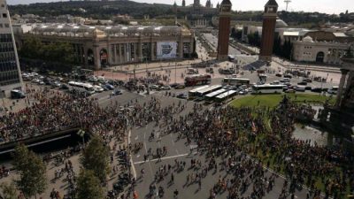 Madrid vs Barcelona: la policía confisca urnas y los estudiantes protestan en Cataluña