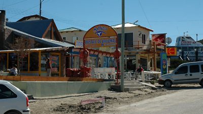 El Municipio de Puerto Pirámides tiene embargado hasta el camión de basura