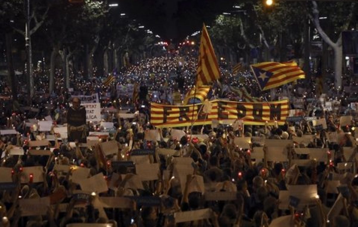 Catalanes se movilizan en masa contra la detención de dos líderes separatistas