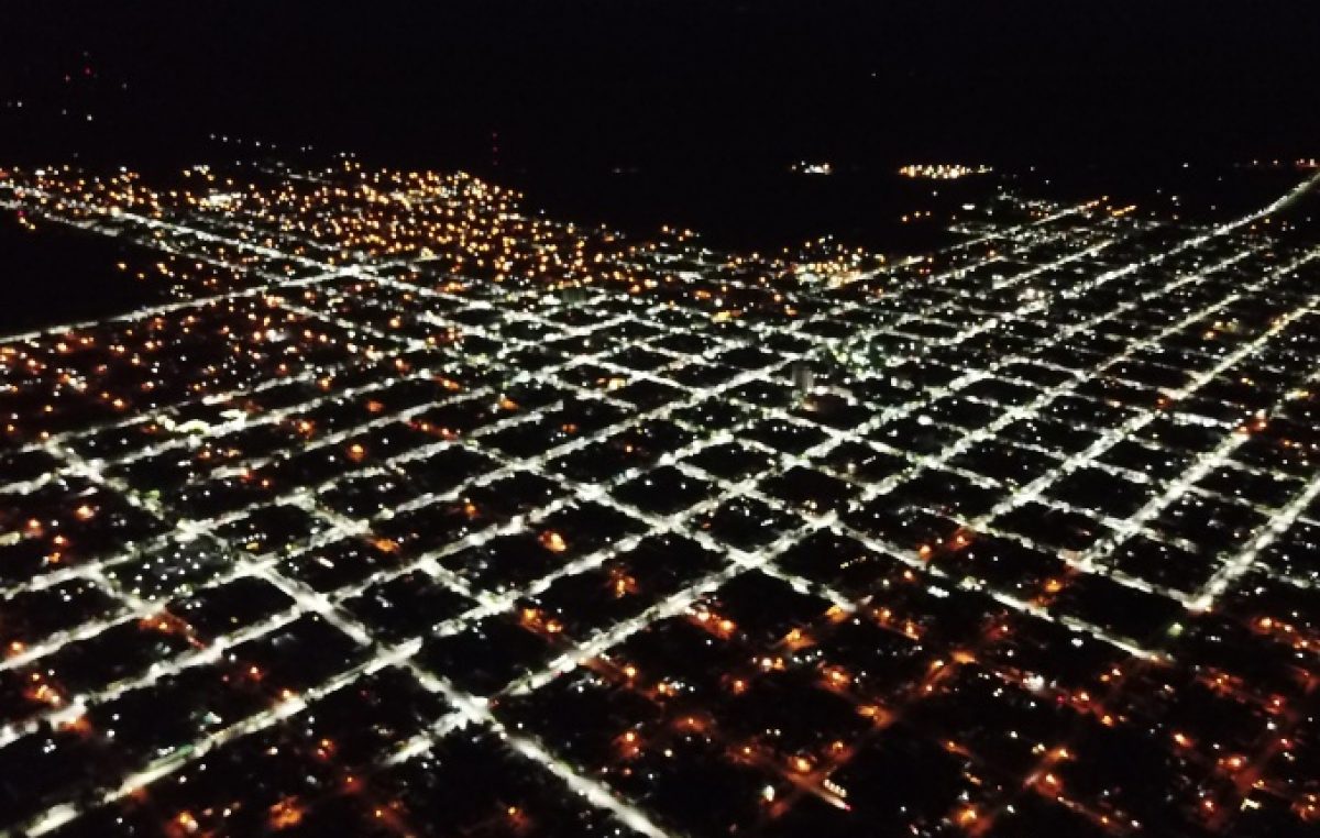 El día y la noche: en Dolores colocaron tres mil luces LED y así se ve desde el cielo