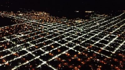 El día y la noche: en Dolores colocaron tres mil luces LED y así se ve desde el cielo