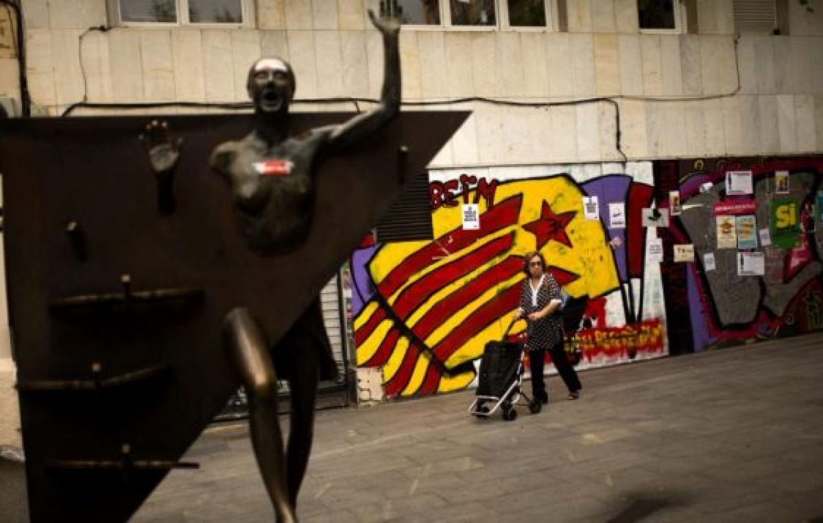 Con tensiones e interrogantes, Cataluña afronta horas decisivas