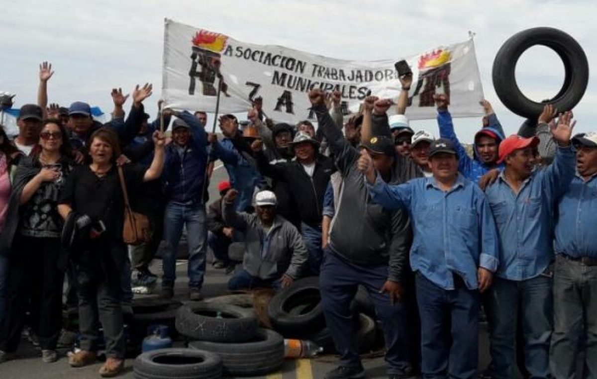 Zapala: Sigue la protesta municipal en la Ruta 22 en reclamo a una suba salarial