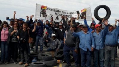 Zapala: Sigue la protesta municipal en la Ruta 22 en reclamo a una suba salarial