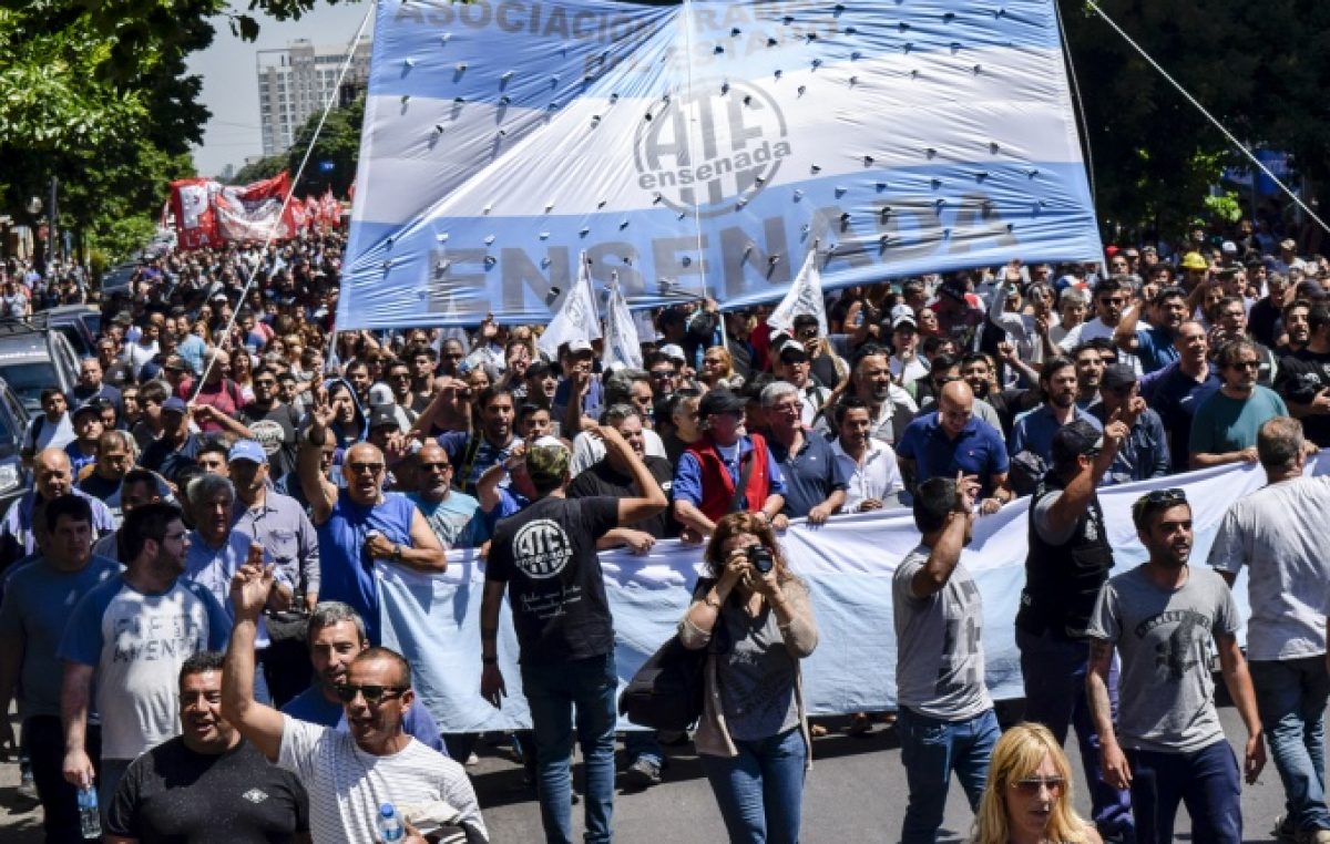 La Plata: Más de 60 gremios marcharon a Gobernación “en defensa del trabajo y contra la reforma laboral”