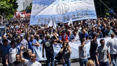 La Plata: Más de 60 gremios marcharon a Gobernación “en defensa del trabajo y contra la reforma laboral”