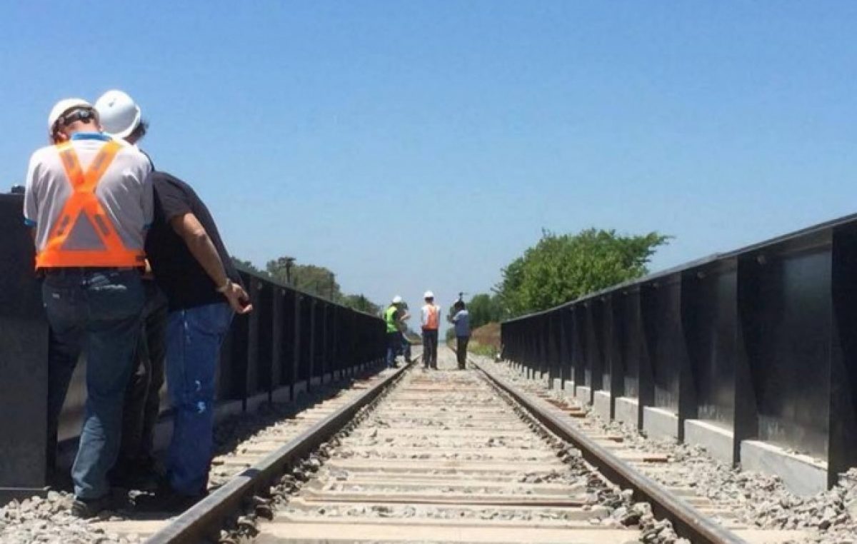 Papelón: Inauguraron un puente ferroviario en Luján, pero quedó angosto y los trenes no pasan