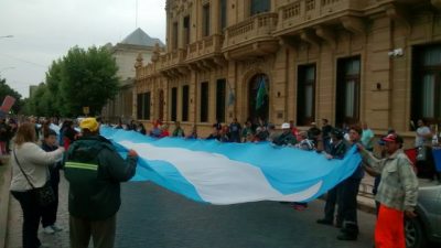 Coronel Suárez: los municipales marcharon por una suba salarial