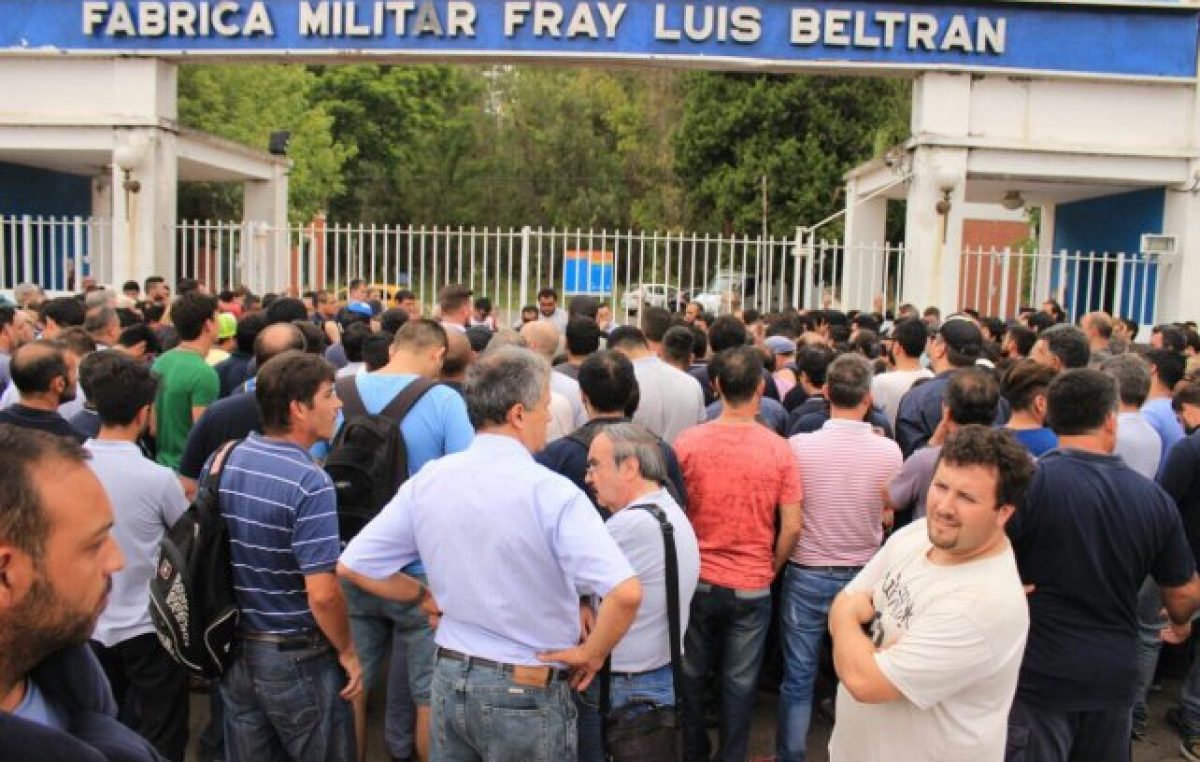 Treinta y cinco trabajadores despedidos de la fábrica militar de Fray Luis Beltrán