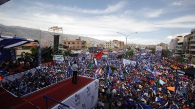 Multitudinaria movilización en Cochabamba para apoyar a Evo Morales