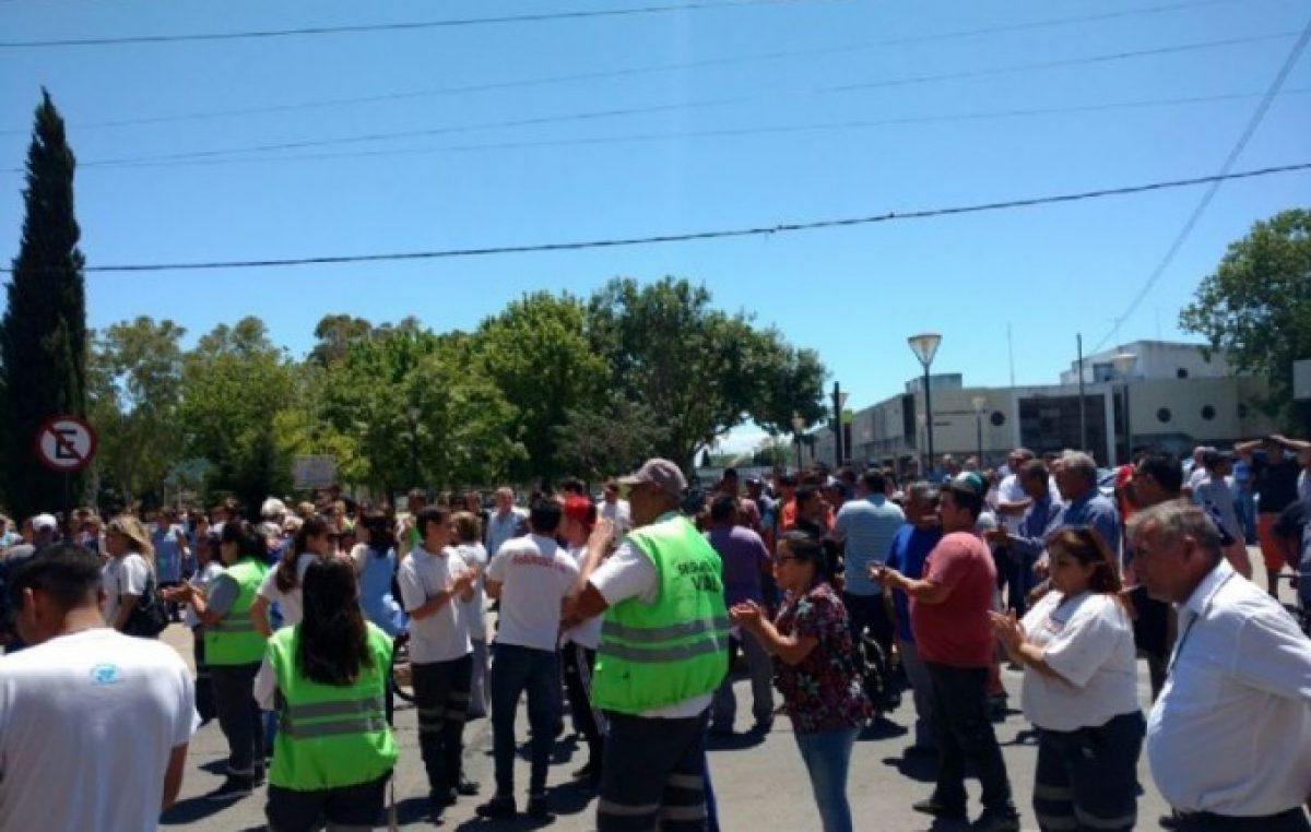 Intendentes de San Vicente y Berisso en jaque ante la protesta de agentes municipales  