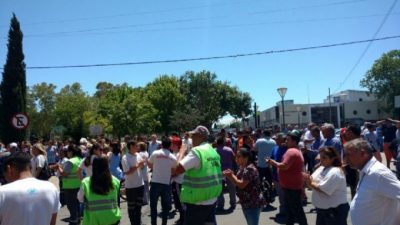 Intendentes de San Vicente y Berisso en jaque ante la protesta de agentes municipales  