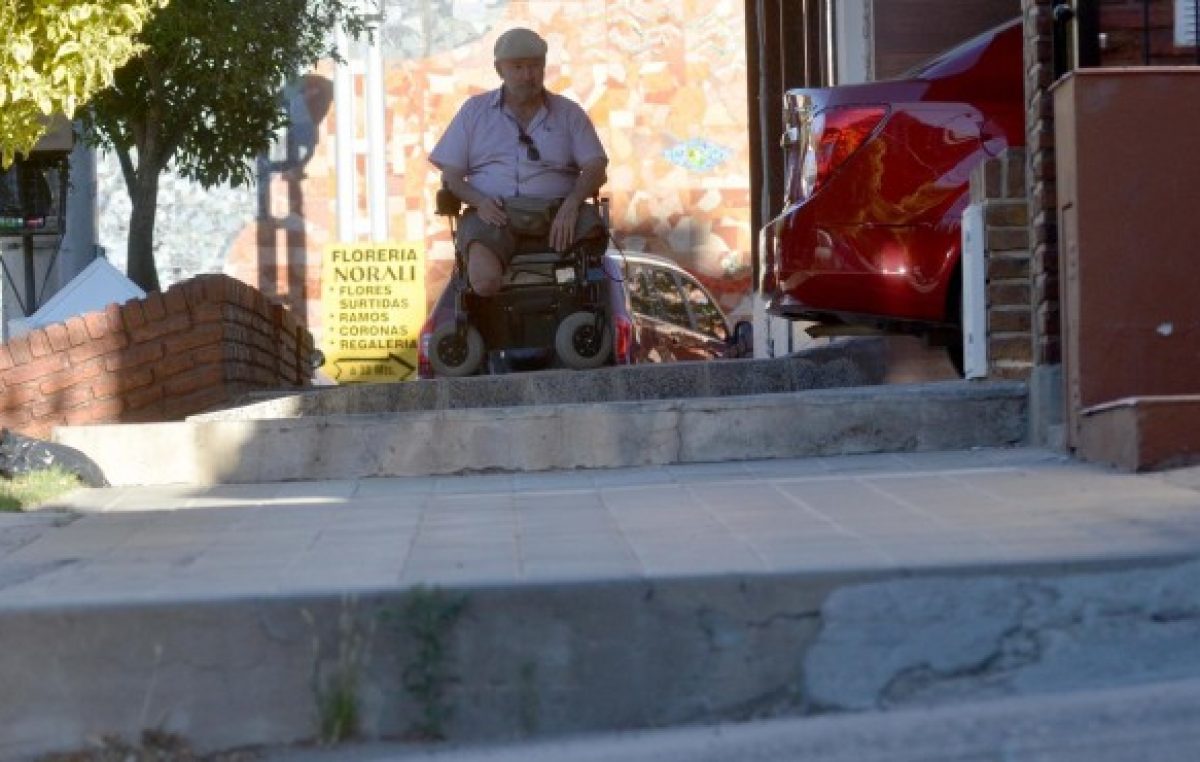 Neuquén: una carrera de obstáculos para las sillas de ruedas