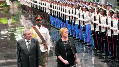 Bachelet viajó a Cuba y se reunió con Raúl Castro: críticas de Sebastián Piñera