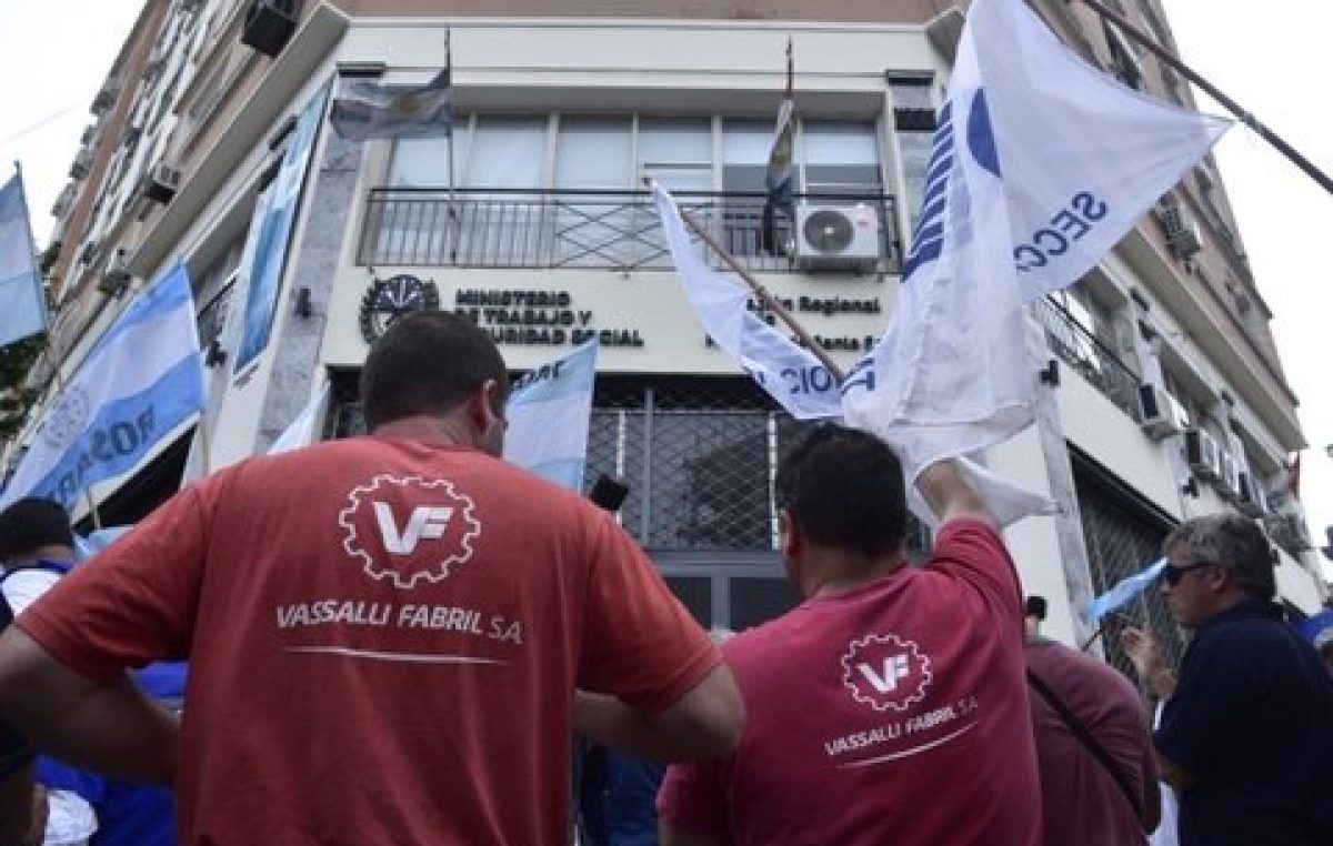 Firmat: Vassalli acordó no despedir obreros, aunque habrá 52 retiros voluntarios