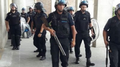 Espectacular intimidación policial: anunciaron 120 despidos en el Hospital Posadas