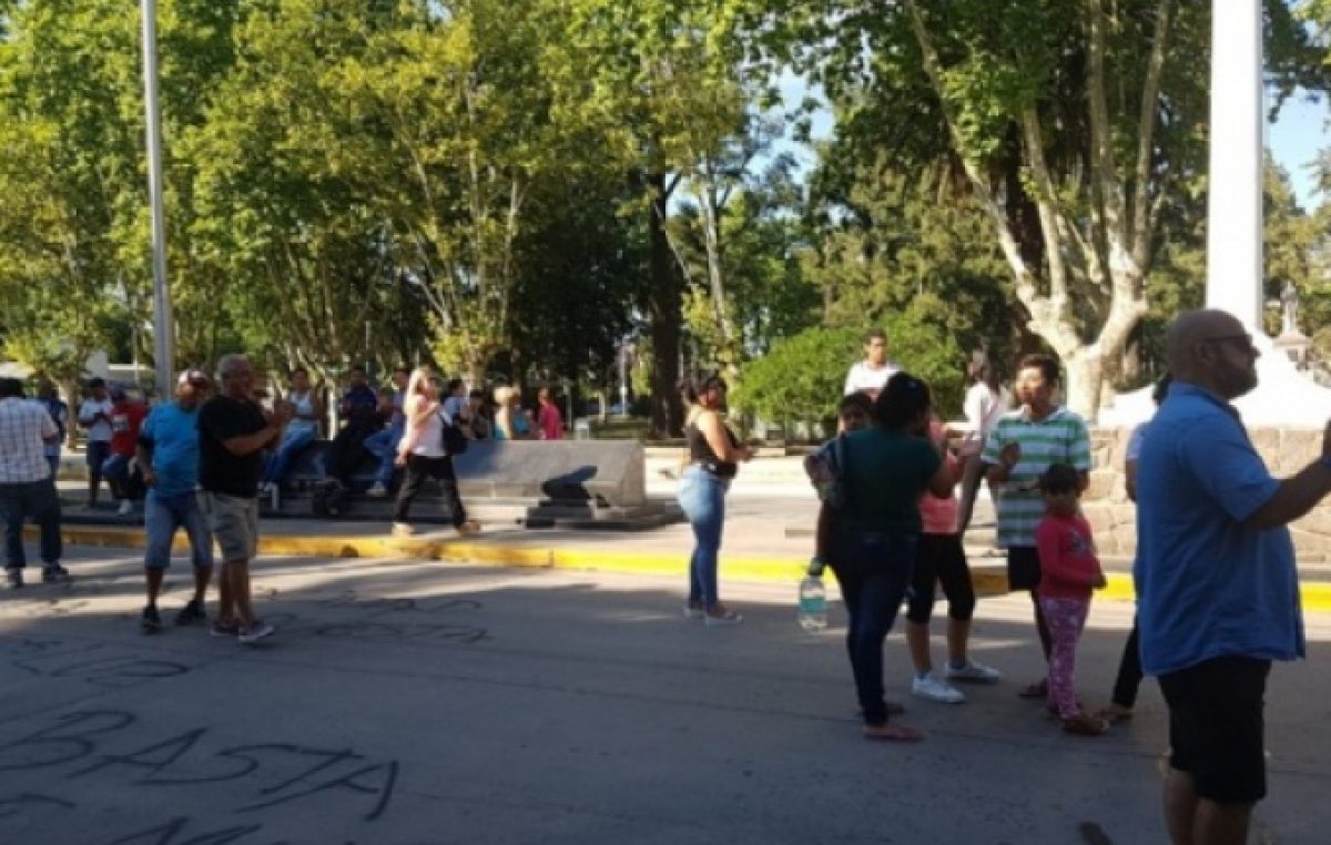 Más de dos meses sin luz: Vecinos reclamaron en la municipalidad de San Vicente
