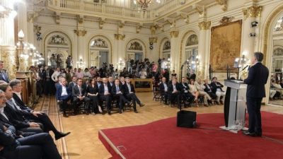 Macri reduce el 25% de los cargos ejecutivos y no habrá aumentos para funcionarios