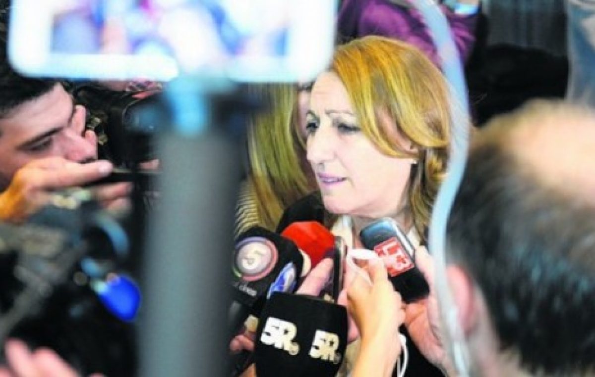 La intendenta de Rosario expresó su vocación de negociar «sin techo, sin piso»