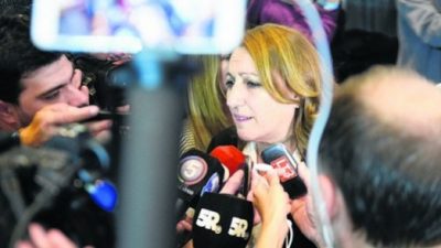 La intendenta de Rosario expresó su vocación de negociar «sin techo, sin piso»