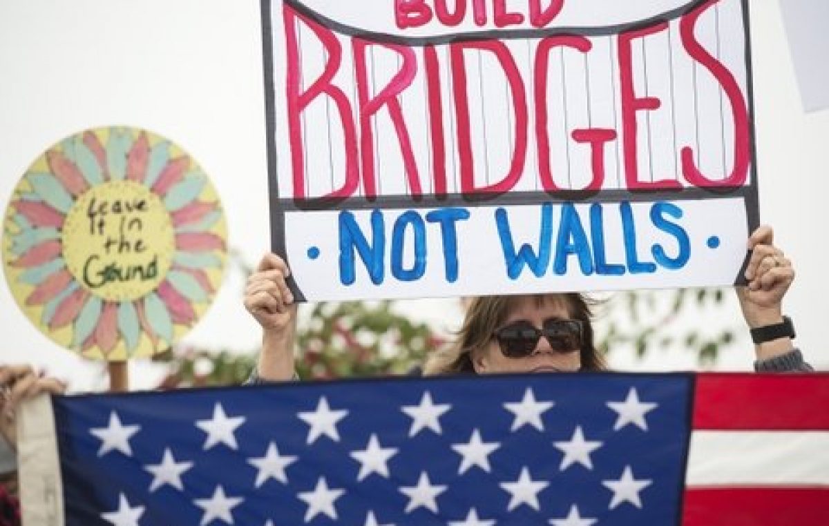 California alza la voz contra el muro